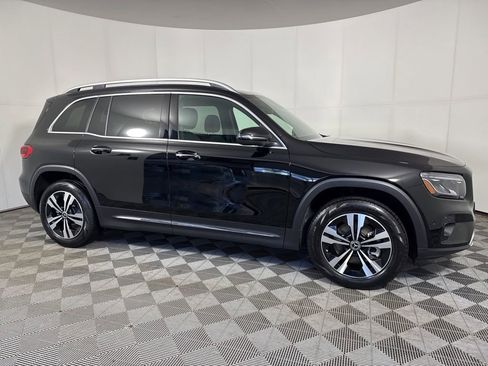 Used 2025 Mercedes-Benz GLB 250 4MATIC image 9