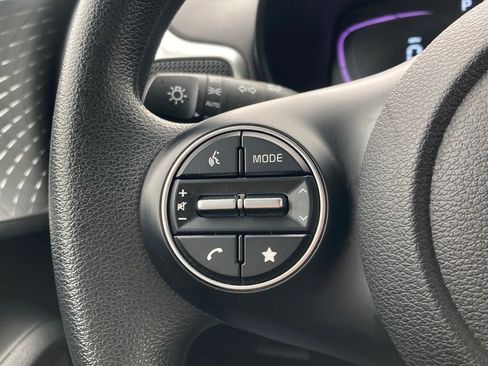 Used 2025 Kia Soul LX w/ LX Technology Package FWD image 11