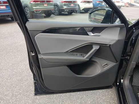 New 2025 Volkswagen Tiguan SE image 10