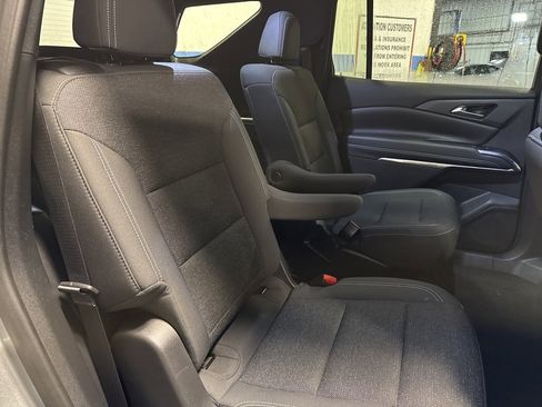 Used 2025 Chevrolet Traverse LT image 32