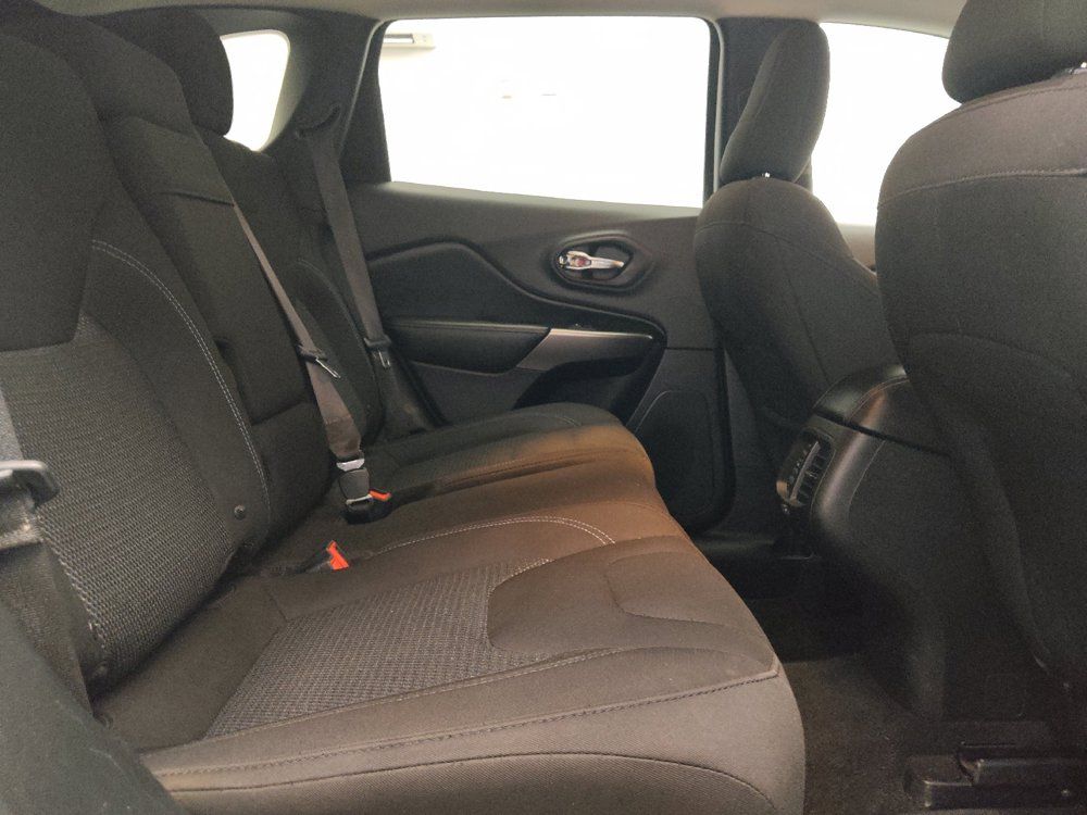 Used 2019 Jeep Cherokee Latitude w/ Popular Appearance Group FWD image 19