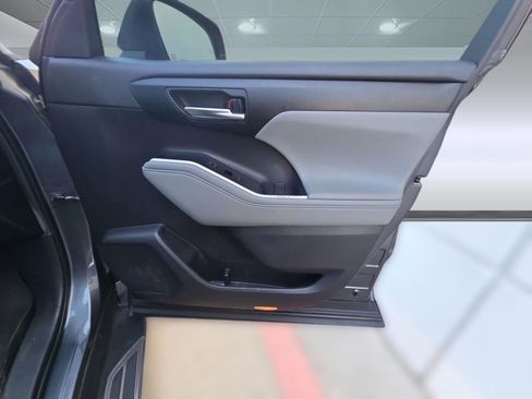 Used 2020 Toyota Highlander XLE image 12