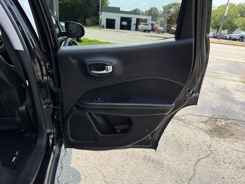 Used 2018 Jeep Compass Latitude w/ Popular Equipment Group AWD/4WD image 18
