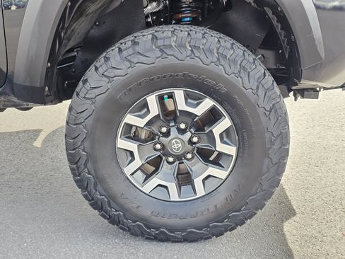 Used 2020 Toyota Tacoma TRD Off-Road w/ TRD Premium Off Road Package AWD/4WD image 9