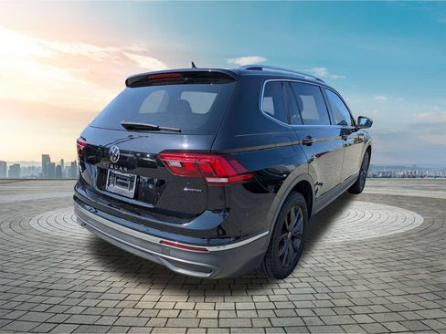 Used 2022 Volkswagen Tiguan SE w/ Panoramic Sunroof Package AWD/4WD image 5