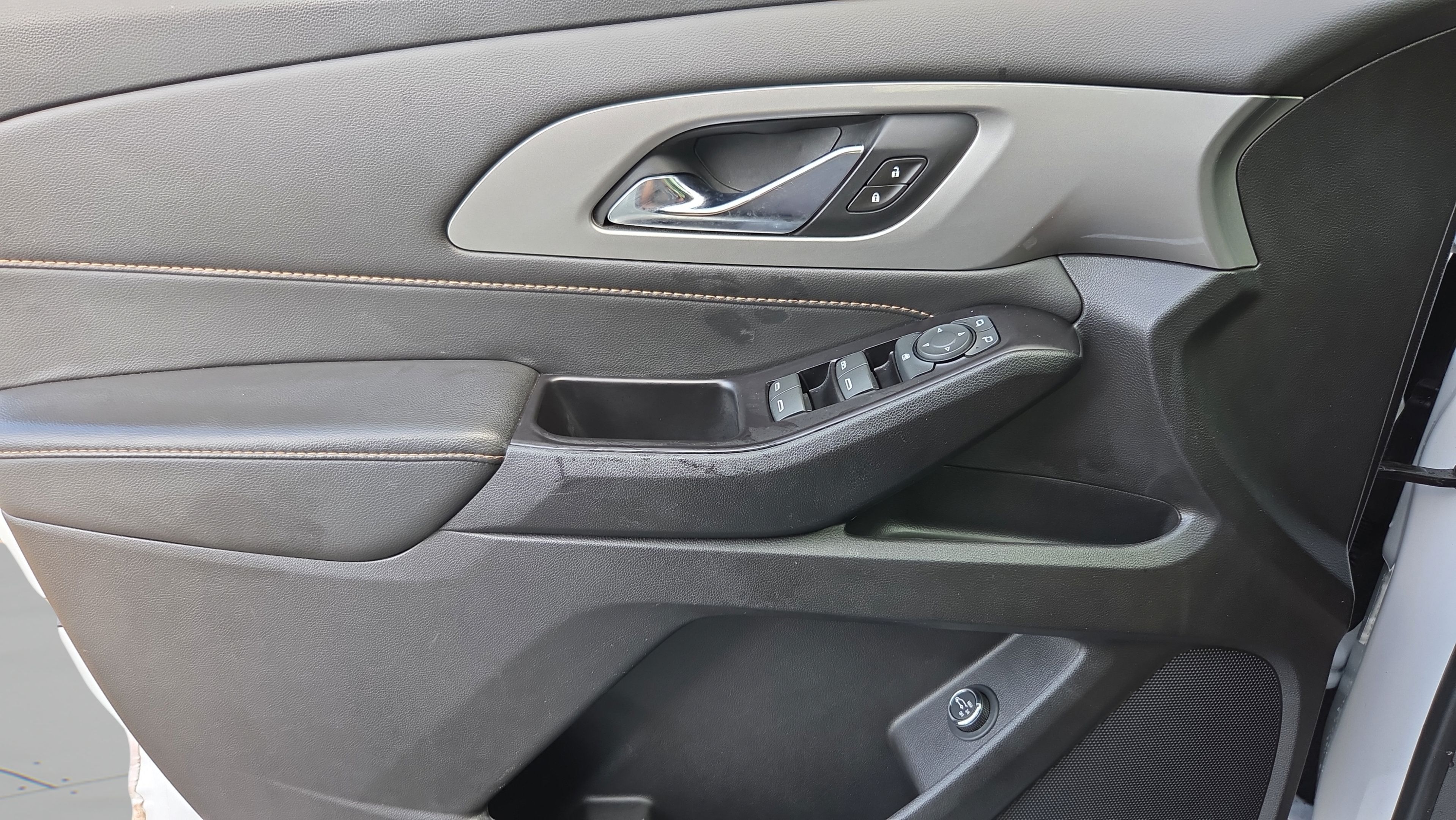 Used 2020 Chevrolet Traverse LT FWD image 28