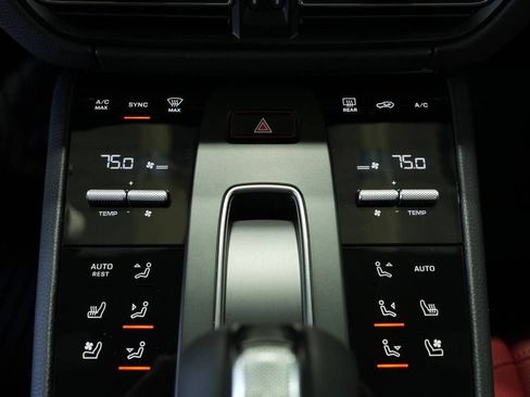 Certified 2025 Porsche Macan AWD/4WD image 16