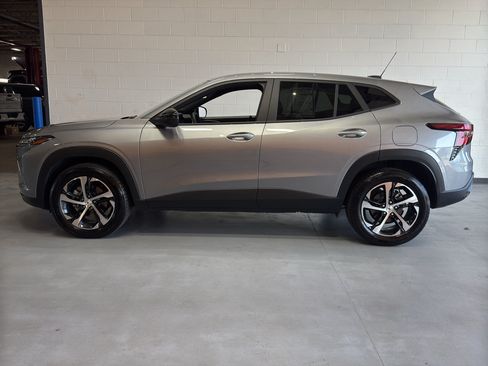 Used 2025 Chevrolet Trax RS w/ Driver Confidence Package FWD image 2