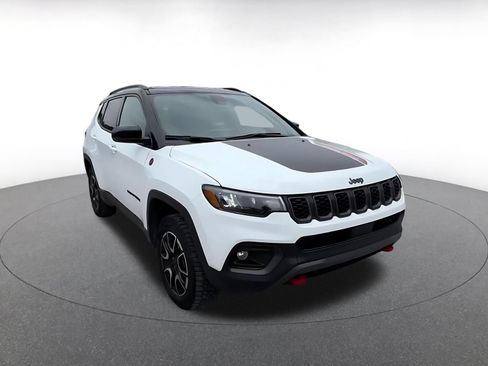 Used 2025 Jeep Compass Trailhawk AWD/4WD image 3