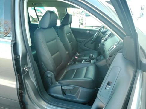 Used 2011 Volkswagen Tiguan SE image 19