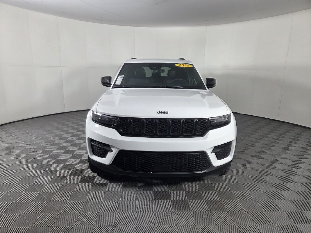 Used 2025 Jeep Grand Cherokee Altitude AWD/4WD image 3