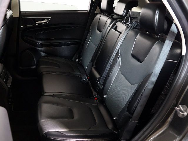 Used 2018 Ford Edge Titanium w/ Equipment Group 302A AWD/4WD image 13