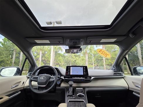 Certified 2024 Toyota Sienna Limited image 4