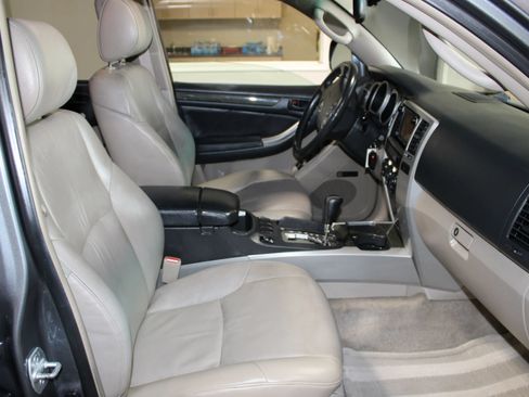 Used 2004 Toyota 4Runner Limited w/ Preferred Accessory Pkg RWD image 28