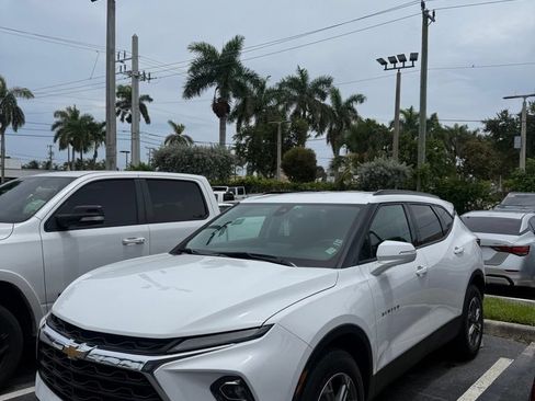 Used 2023 Chevrolet Blazer LT FWD image 3