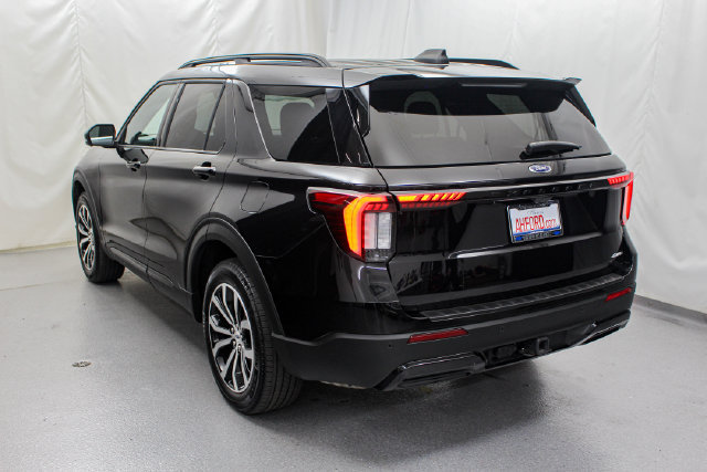 Certified 2025 Ford Explorer ST-Line AWD/4WD image 5