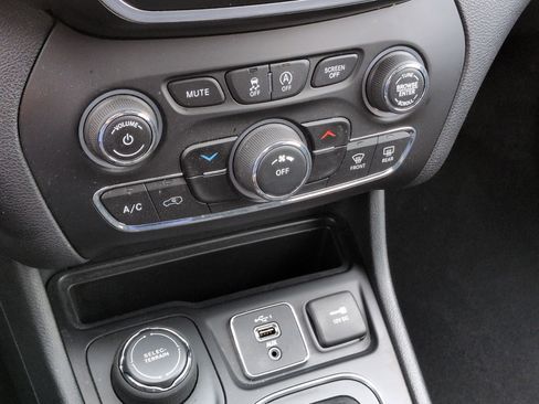 Used 2019 Jeep Cherokee Latitude w/ Popular Appearance Group image 25