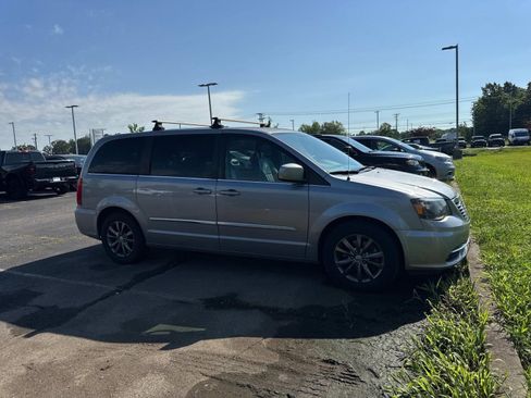 Used 2016 Chrysler Town & Country S w/ Driver Convenience Group FWD image 4