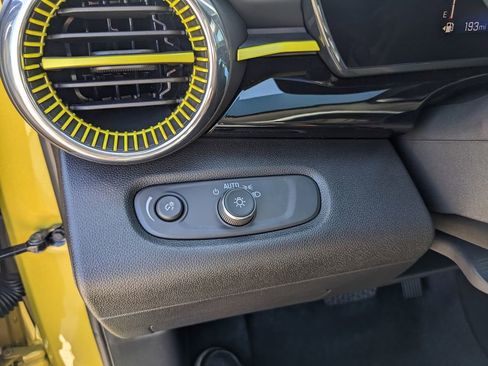 Used 2024 Chevrolet Trax ACTIV w/ Sunroof Package image 29