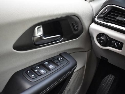 Used 2024 Chrysler Pacifica Touring-L FWD image 26