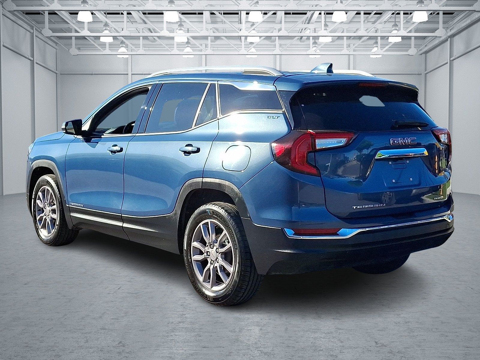 Used 2024 GMC Terrain SLT AWD/4WD image 4