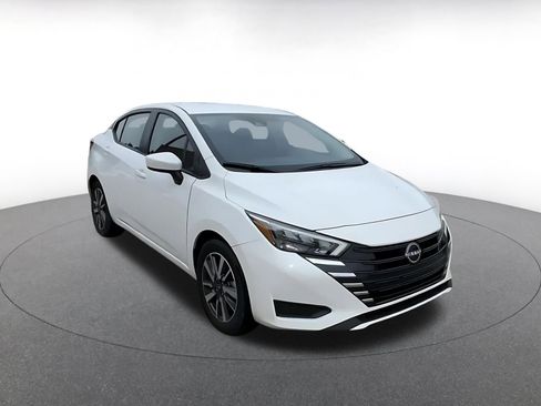 Used 2025 Nissan Versa SV image 3