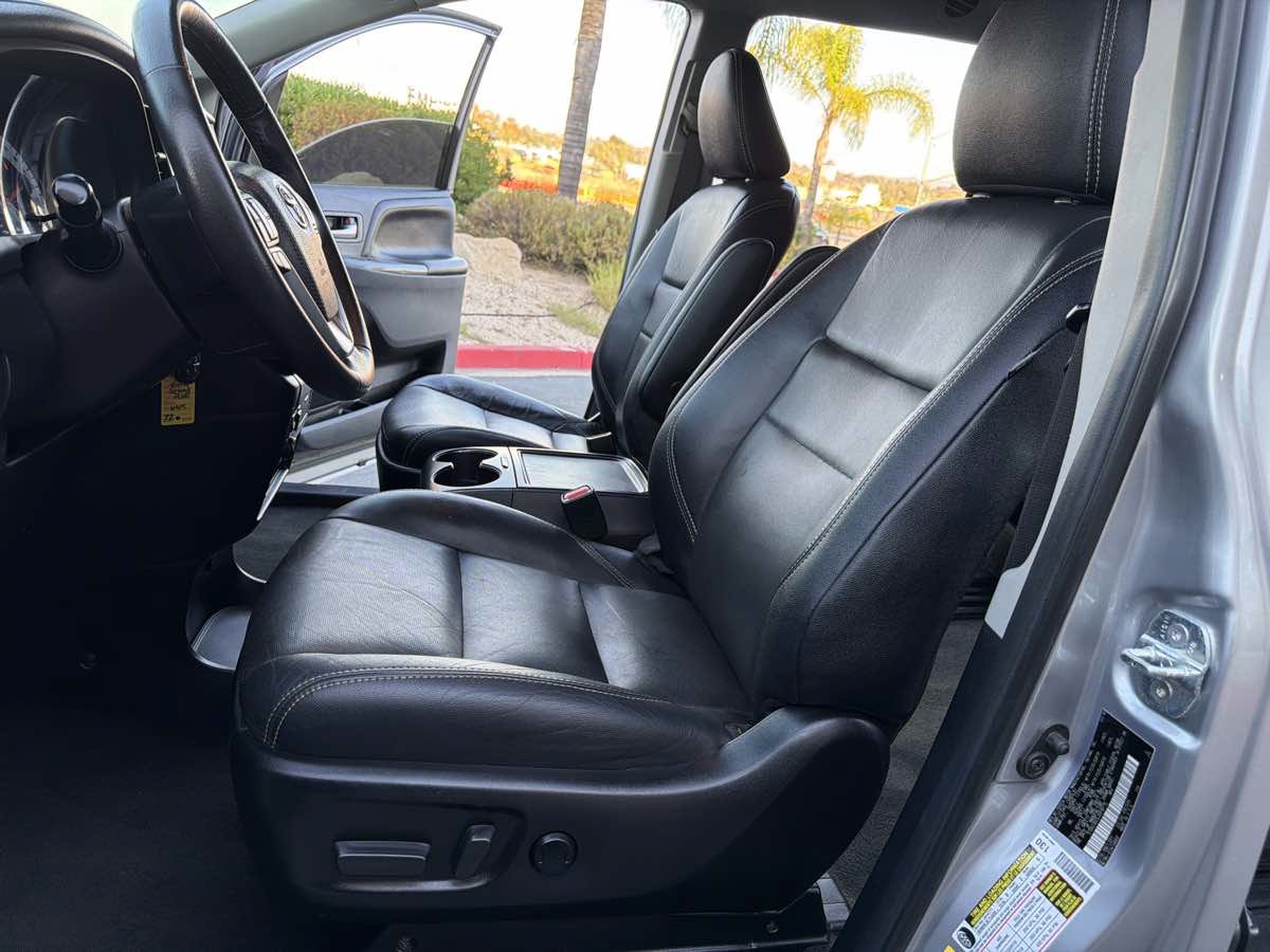 Used 2018 Toyota Sienna SE FWD image 39