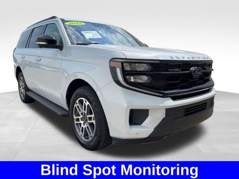 Used 2025 Ford Expedition Active AWD/4WD image 7