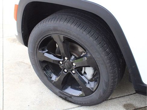Used 2023 Jeep Grand Cherokee Limited w/ Black Appearance Package AWD/4WD image 11