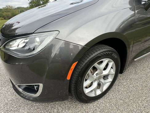 Used 2017 Chrysler Pacifica Touring-L w/ Tire & Wheel Group image 94