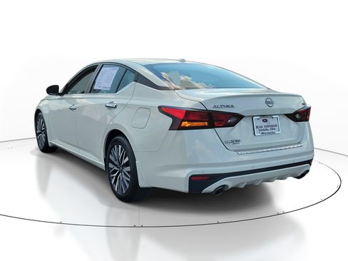 Used 2023 Nissan Altima 2.5 SV w/ SV Premium Package FWD image 3