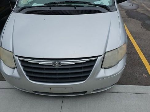 Used 2007 Chrysler Town & Country Touring image 2