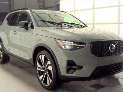 Used 2024 Volvo XC40 B5 Plus w/ Protection Package Premier AWD/4WD image 2