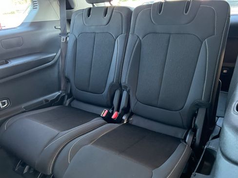 Used 2023 Jeep Grand Cherokee L Laredo image 12