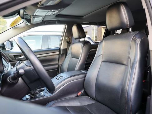 Used 2017 Toyota Highlander Limited AWD/4WD image 36