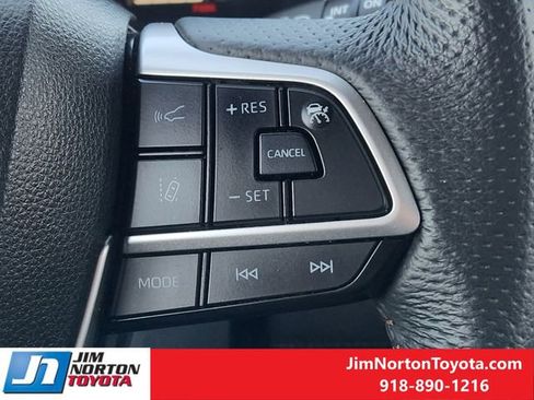 Used 2025 Toyota Sienna Limited image 30