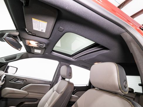 Used 2025 Chevrolet Colorado ZR2 w/ Technology Package image 18