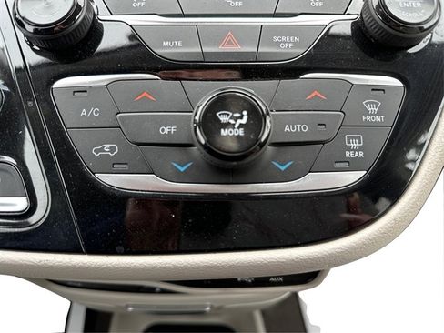 Used 2018 Chrysler Pacifica Touring-L Plus image 38