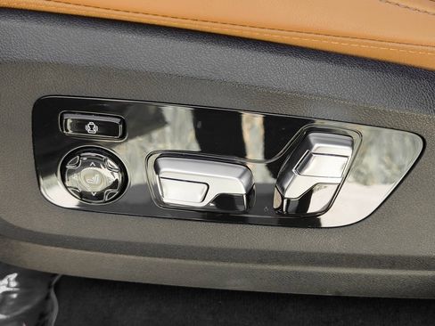 Used 2023 BMW X7 xDrive40i w/ Premium Package image 11