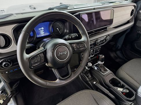 Used 2024 Jeep Wrangler Unlimited image 11