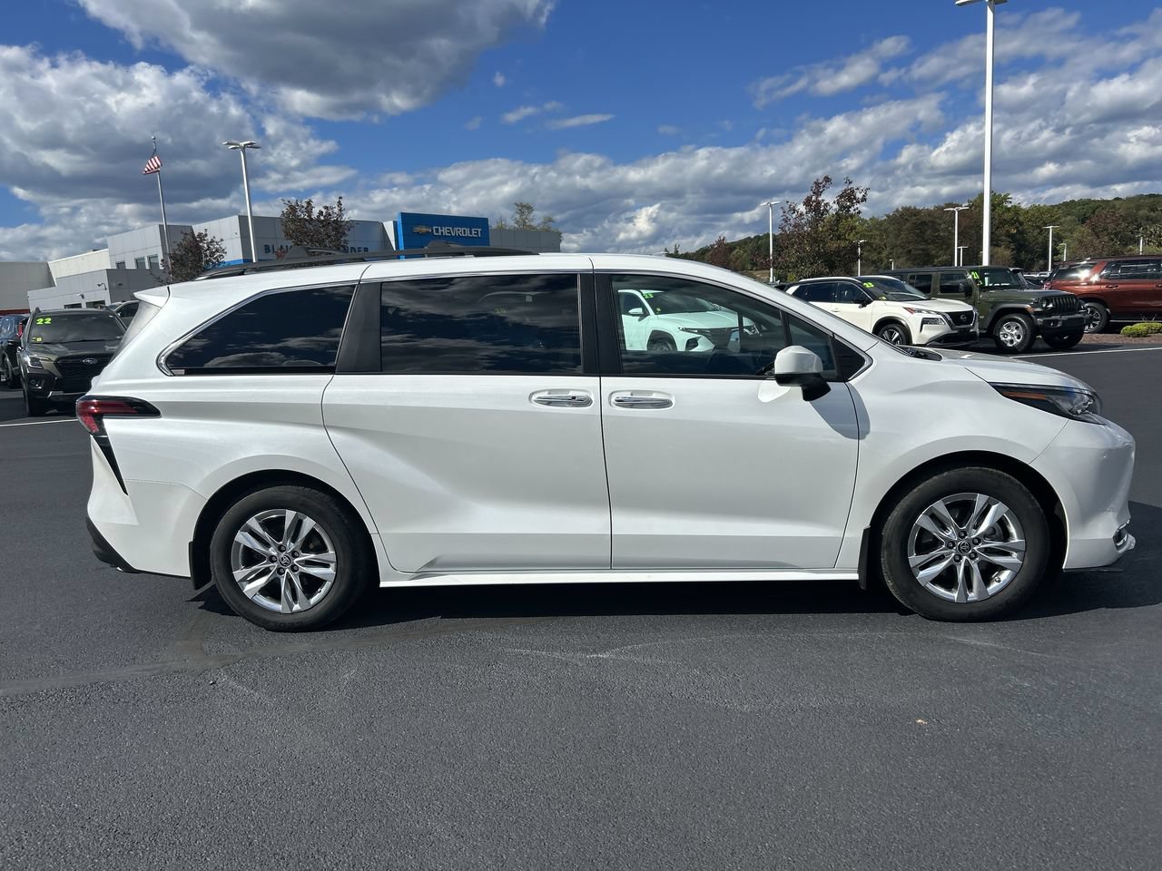 Used 2022 Toyota Sienna XLE w/ XLE Plus Package AWD/4WD image 8