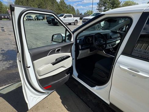 Used 2022 Kia Carnival LX image 9