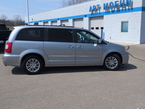 Used 2015 Chrysler Town & Country Touring-L w/ Driver Convenience Group image 8
