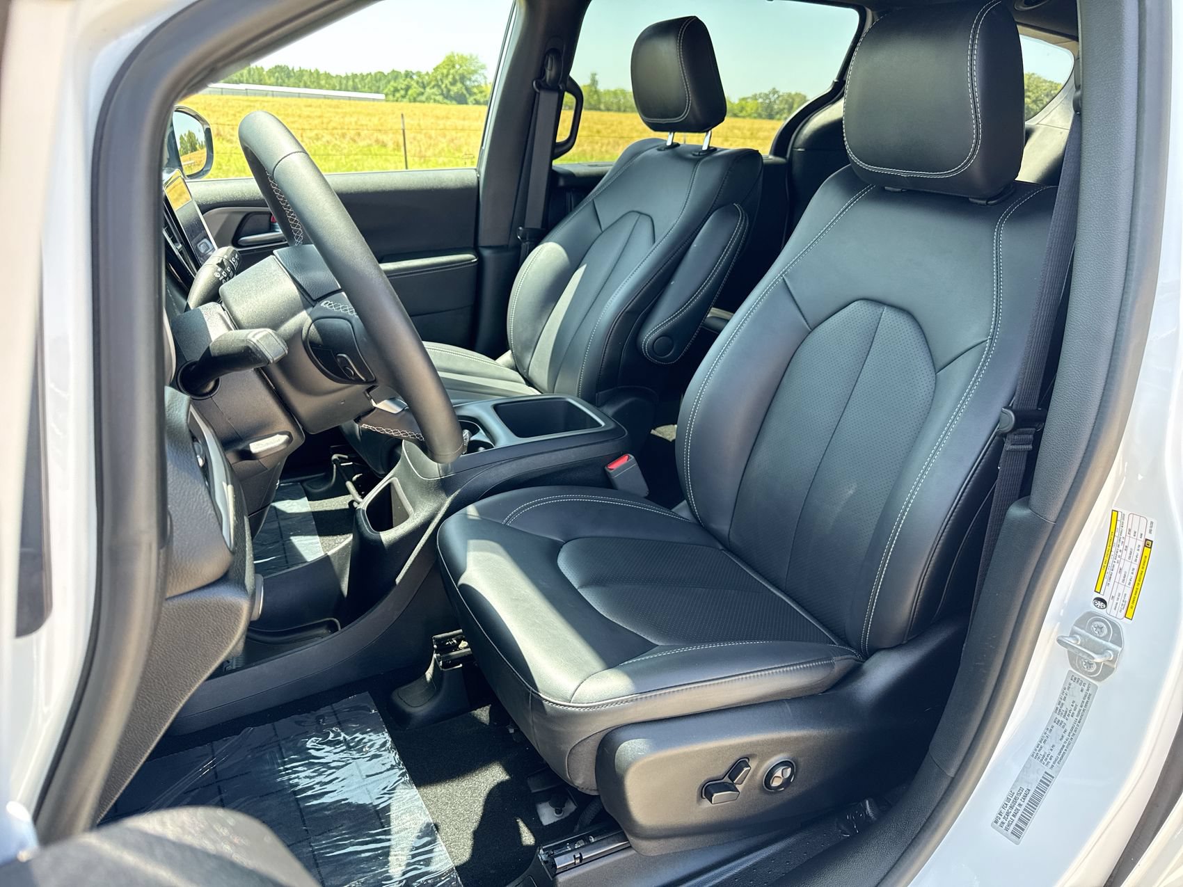 Used 2025 Chrysler Pacifica Select FWD image 11