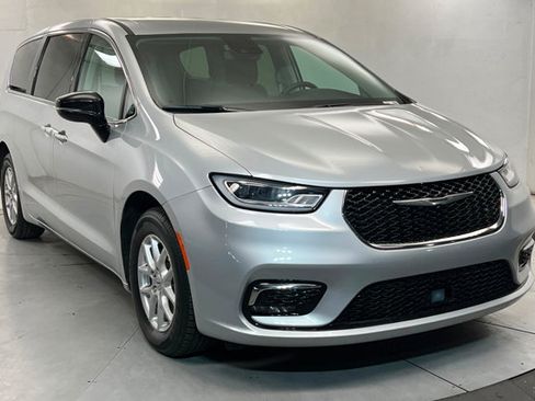 Used 2024 Chrysler Pacifica Touring-L FWD image 7