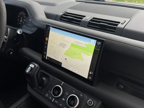 Used 2023 Land Rover Defender 110 image 32