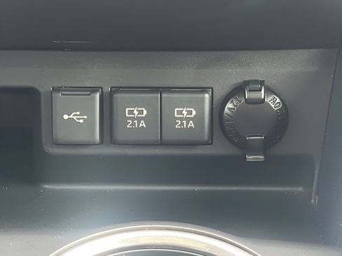 Used 2021 Toyota Highlander XLE FWD image 29