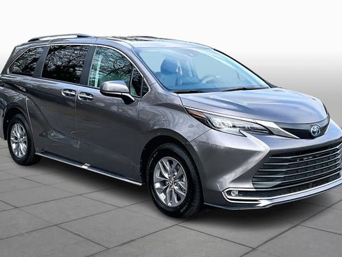 Certified 2024 Toyota Sienna XLE image 3