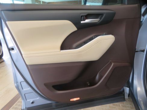 Used 2021 Toyota Highlander XLE FWD image 13