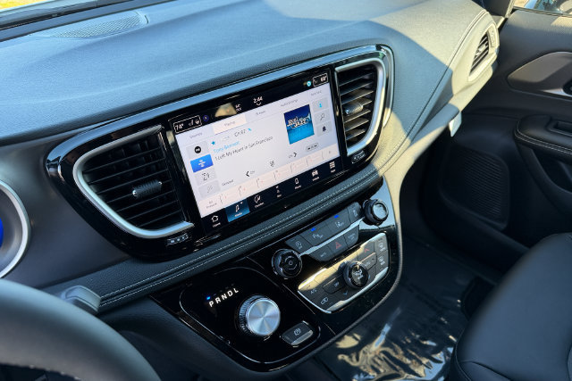 New 2026 Chrysler Pacifica Select AWD/4WD image 18
